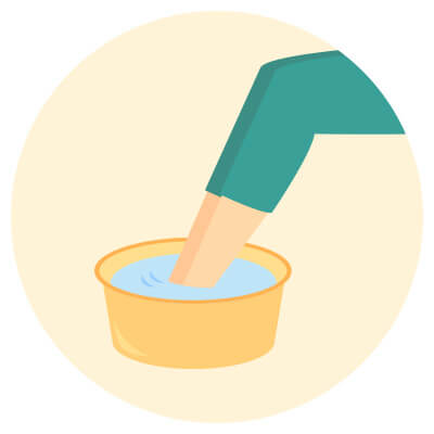 38度ぐらいのお風呂や足湯などぬるめのお湯で血液の流れをよくしてむくみを解消する